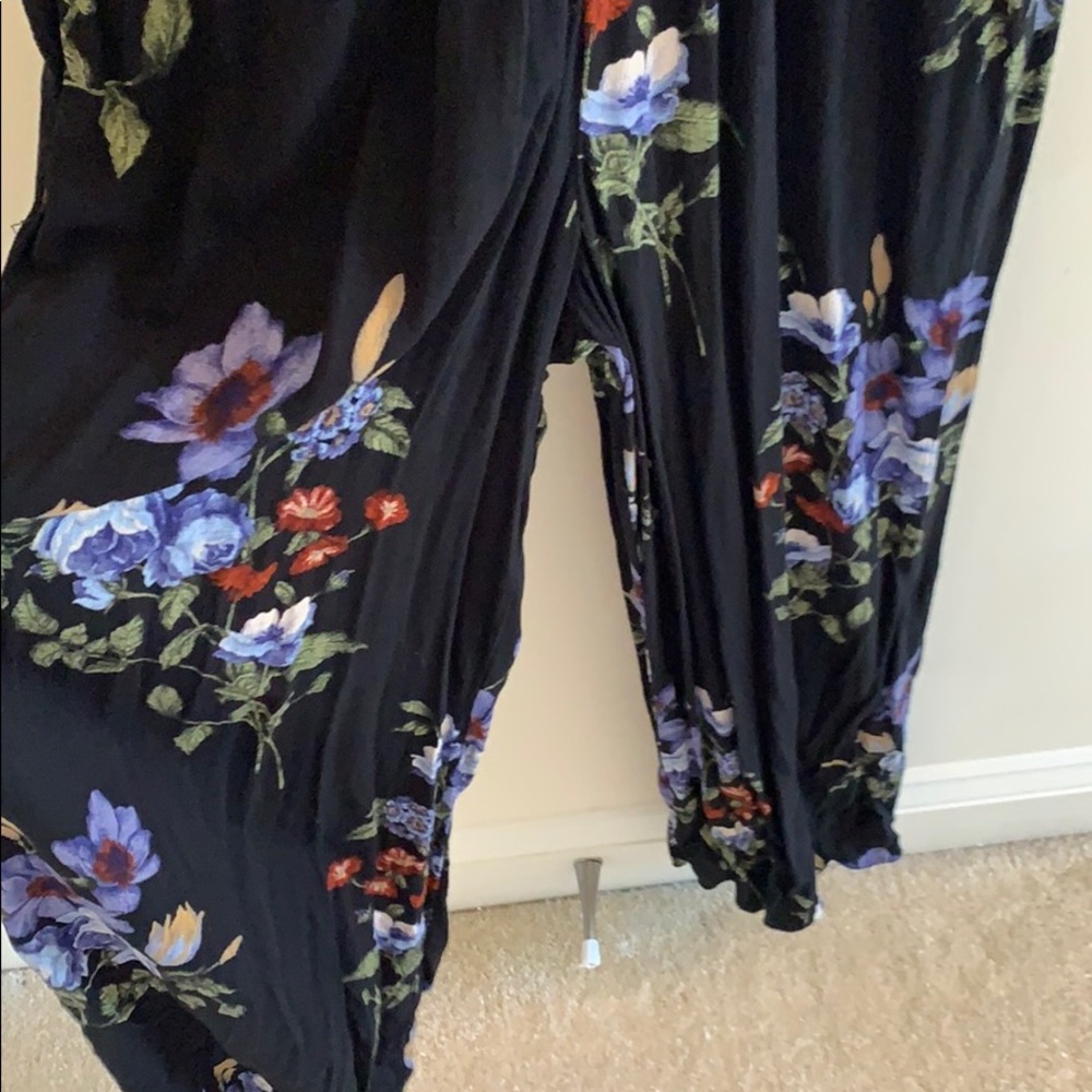 Flowered jumpsuit - Picture 2 of 3